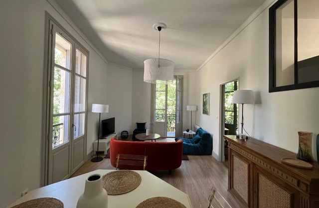 Nimes , appartement rénové dans immeuble classé.