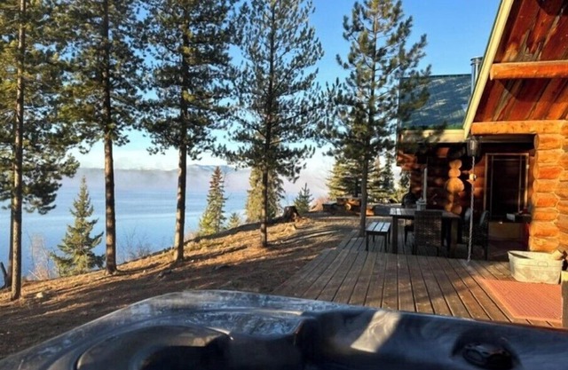 Nimpo Lake - Tranquil Lakefront Log Home