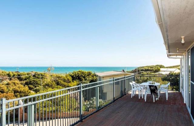 Ninettas Views - Great coastal location