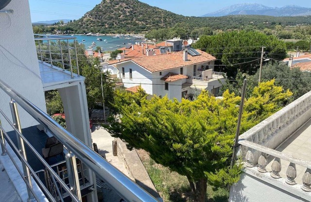 Nino’s Seaview House with Balcony & Garden