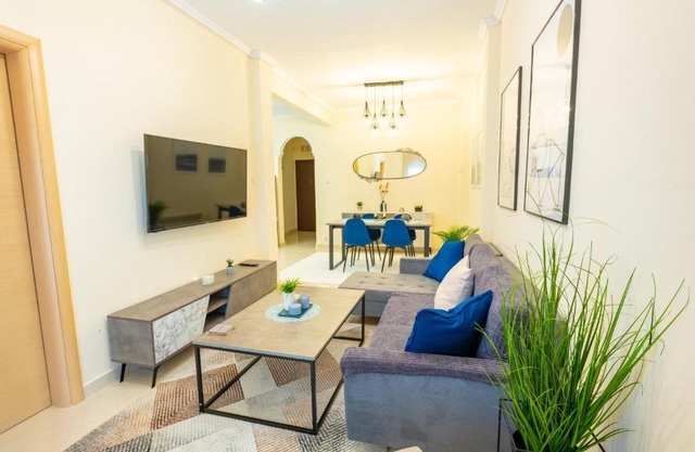 Niovi Stylish Apt - Walk to Promenade - 500 Mbps