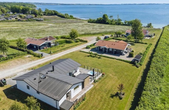 "Niska" - 200m from the sea by Interhome