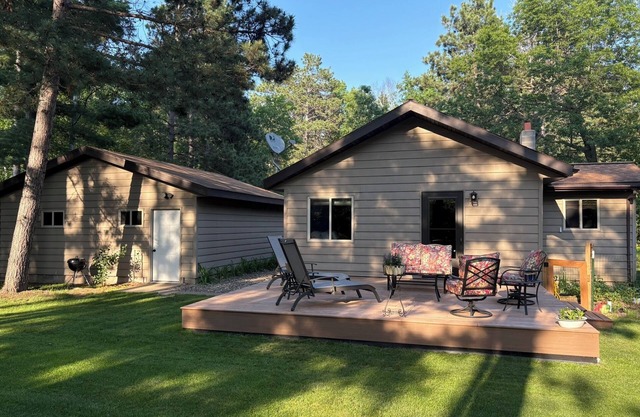 Nisswa-3 bedroom/3 bath house - private back yard walking distance to downtown