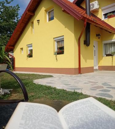 Njih tri Jelova gora