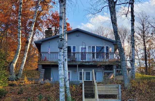 Lakefront home with Minnewawa view! Pontoon incl.