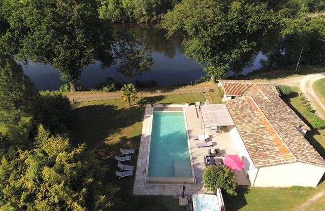 Maison d’exception en bord de Dordogne – Piscine chauffée & Jacuzzi
