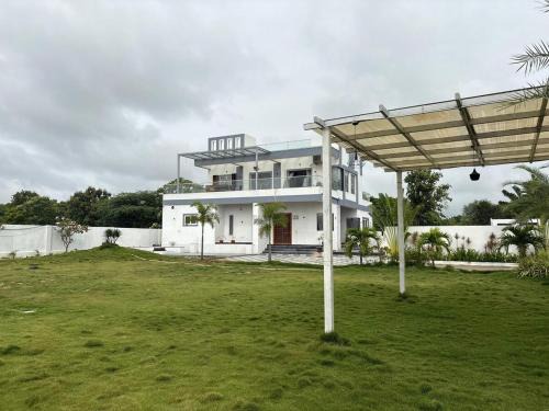 NMR Nest Farms Poolside Getaway 3BHK by homeyhuts