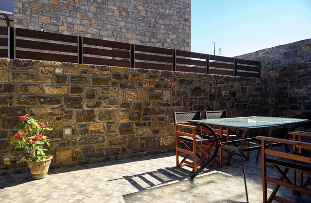 Το Antheon Apartment Ground floor 2 χλμ. από το κέντρο , 900 μ από την παραλία