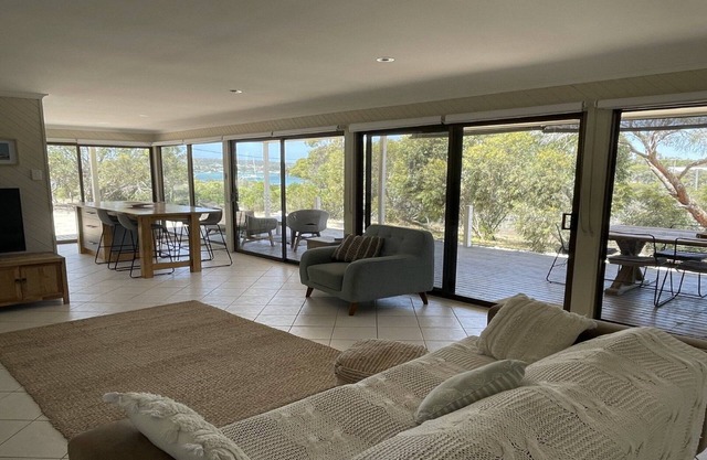 No 10. es una casa de vacaciones encantadora y aislada en una posición privilegiada en la bahía de Coffin