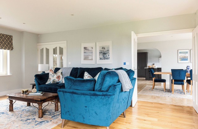 No 10 The Cloisters! Beautiful Home for 8 in Waterville!