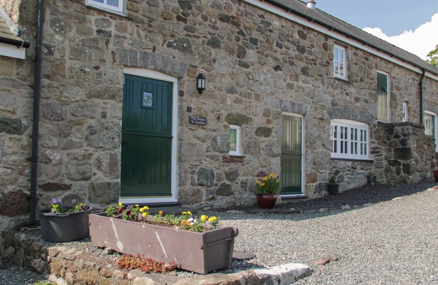 NO 2 THE STABLES, pet friendly, with open fire in Llannerch-Y-Medd