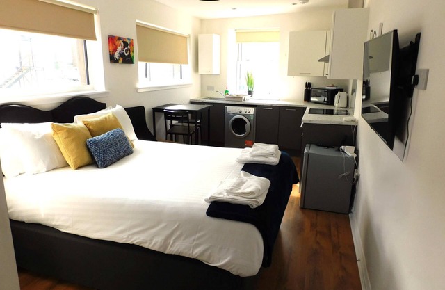 No 3 - Modern Studio Apartment in Lanark Town Centre