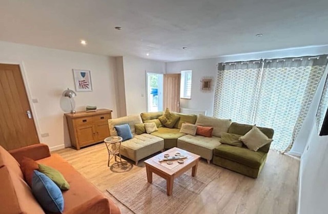 No.3 Rabbit Warren, Bright décor home & private hot tub