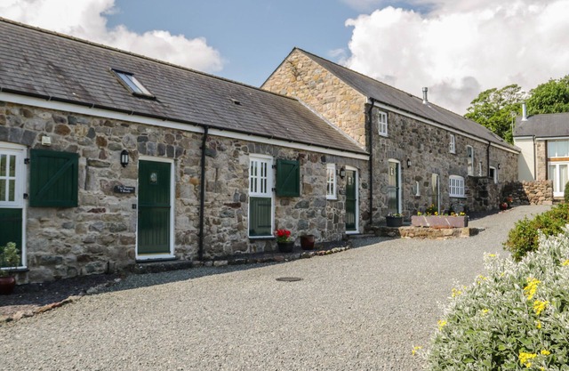 NO 3 THE DAIRY, pet friendly, with open fire in Llannerch-Y-Medd