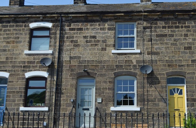 NO. 4 EMBSAY, pet friendly, character holiday cottage in Embsay
