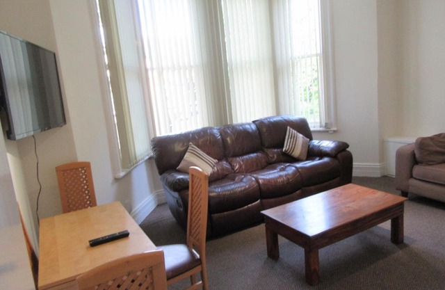 No 4 - LARGE 2 BED NEAR SEFTON PARK AND LARK LANE