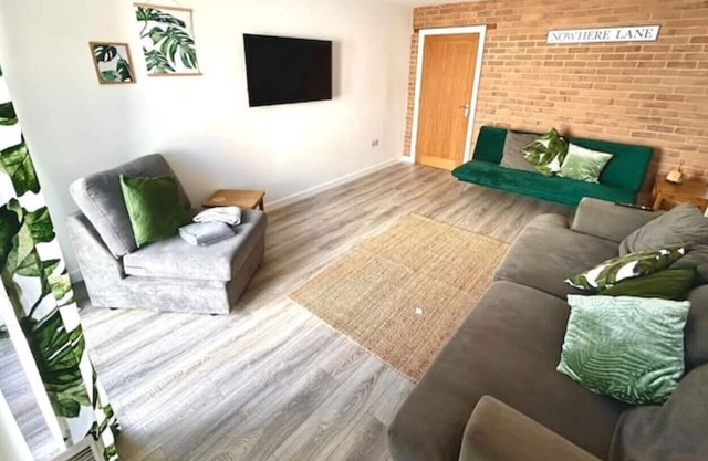 No.5 Hedgehog Den Large dog friendly garden with hottub