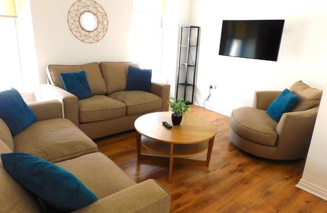 No 5 - Modern 2 bedroom Apartment in Lanark Town Centre