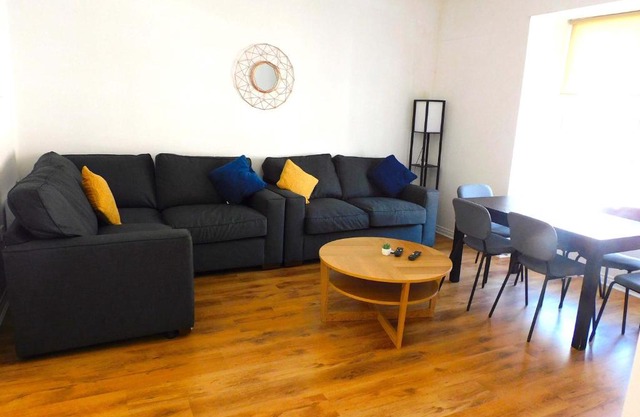 No 9 - Modern 3 Bedroom Apartment in Lanark Town Centre