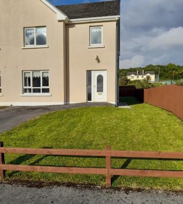 NO 9 The Willows, Ballinamore, Entire home