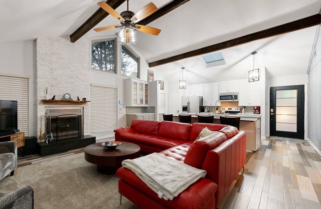 No Bad Vibes, home near Lake Texoma, outdoor kitchen, huge deck, near boat ramp