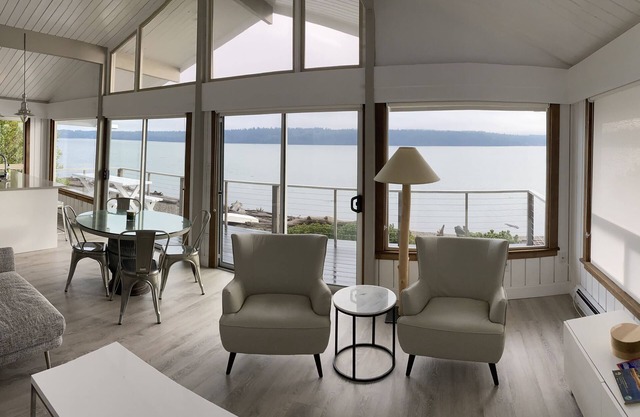 ¡Recién listado! Casa de playa remodelada - pasos hacia el agua