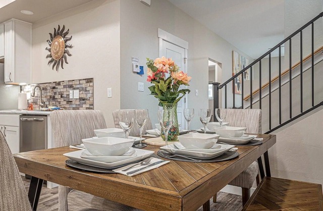 No chores! King bed.Pet-friendly. Fast Wi-Fi. Dedicated workspace.Outdoor grill.