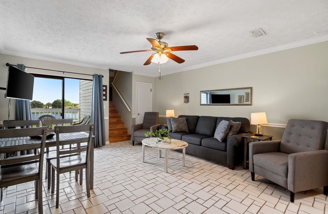 No elevators! Pool! Free Parking!