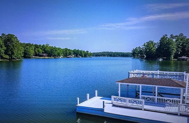 Lakefront property with beautiful views, deck, 35 min from Auburn Univ & Stadium