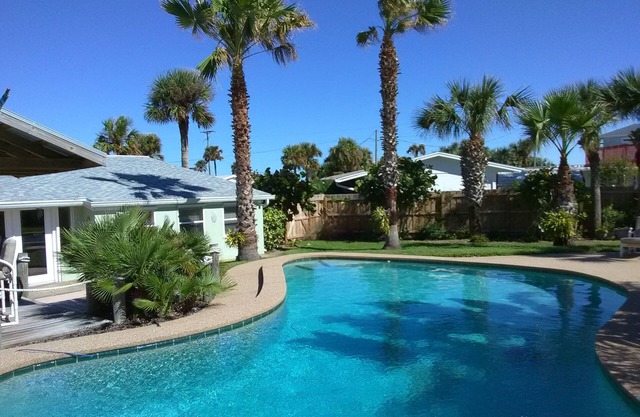 Se admiten mascotas Escape tropical junto a la piscina en Ormond by the Sea