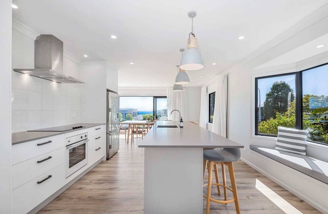 *No Service Fee* Spectacular Views – Walk to Lake