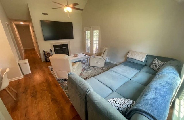 🌟🌟No Stairs, 86” TVs, King Beds & Massage Near UGA🌟🌟