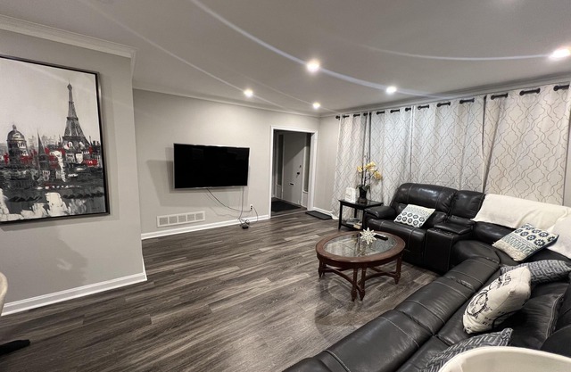 No stairs / Renovated 3-Bedroom free Wifi, Parking close to Finch station