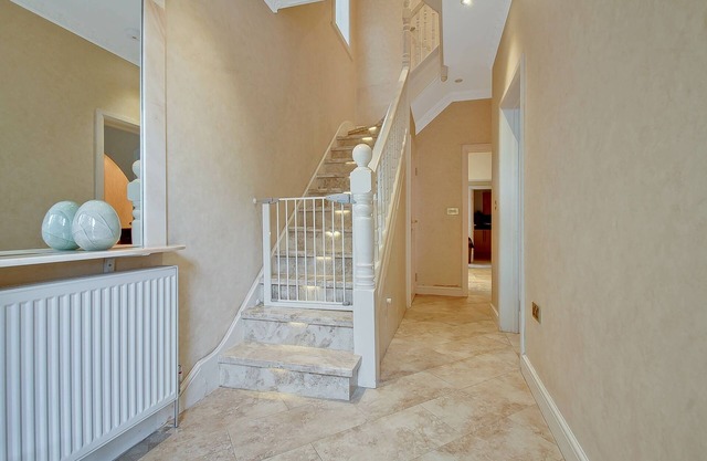 NOAL ROAD: 4 BEDROOM 4 BATHROOM 2 SITTING ROOM