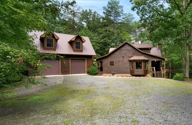 Noble Crest – Luxe Lodge, Game Haven, Large Backyard, Deck & Starry Night Views