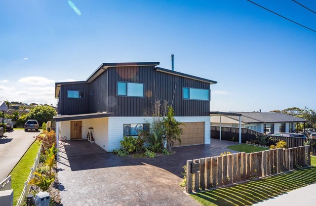 Noble House - Absolutely Stunning House in Convenient Location!