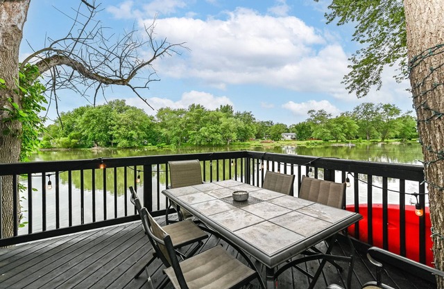 Waterfront casita, golf, kayaks, close to hiking, golf and downtown Noblesville!