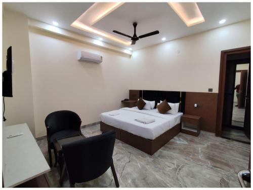 NOIDA HOTEL THE GRAND MANSION# Near Hanuman Temple - Restaurant - Lift - And Free Parking Facilites - Fully Air conditioned Room - A Premium Top Rated Hotel In Noida