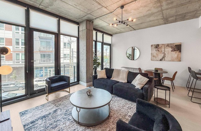 NoLibs Luxury 1BD | Sleeps 4 | Near Dining & Bars