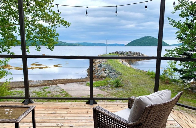 Nomad’s Nook: Cozy, private oceanfront cottage surrounded by nature w/ fire pit