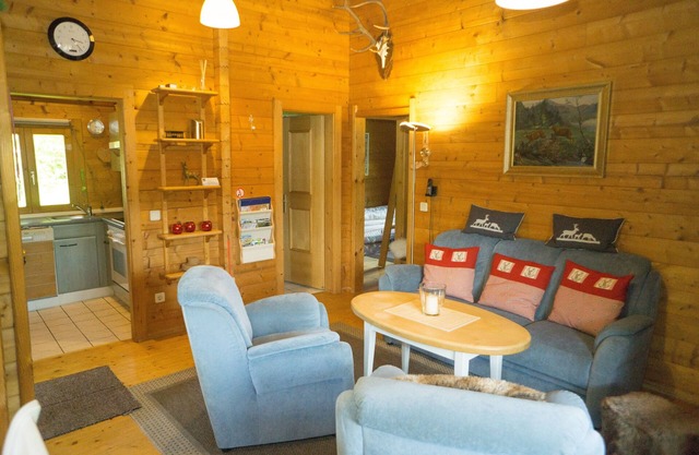 Cabaña de madera para no fumadores en el pueblo de vacaciones para familias con niños a. perro