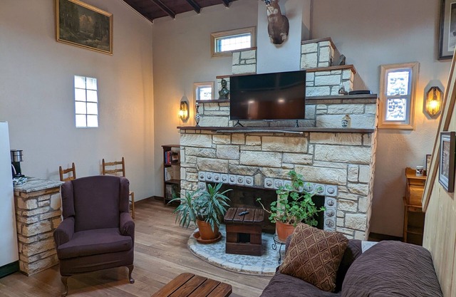Non Smoking Renovated Historic Stone Cottage, 5min to the Riverwalk ..