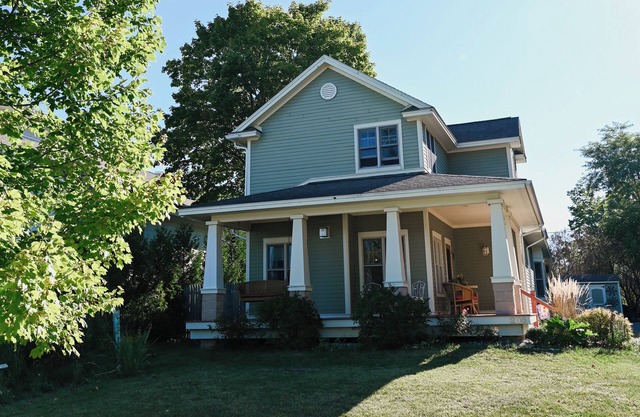 Nonna's-3 bedrooms, covered porch, private yard, walk everywhere in Leland