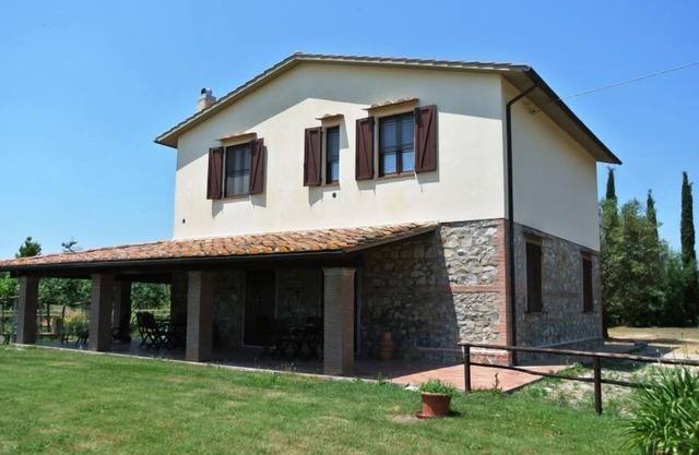 Apartamento 2 + 2 con jardín y amplia zona al aire libre para comer fuera. Provincia de Grosseto.