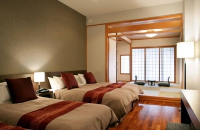 Nonsmoking JapaneseWestern style room 4 beds 6 tatami mats Breakfast included / Uruma Okinawa