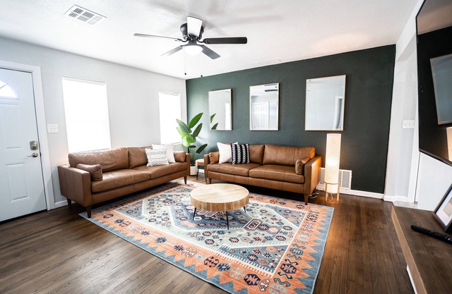 Norman OU Football Getaway - Comfortable, Modern, Convenient - Feels Like Home!