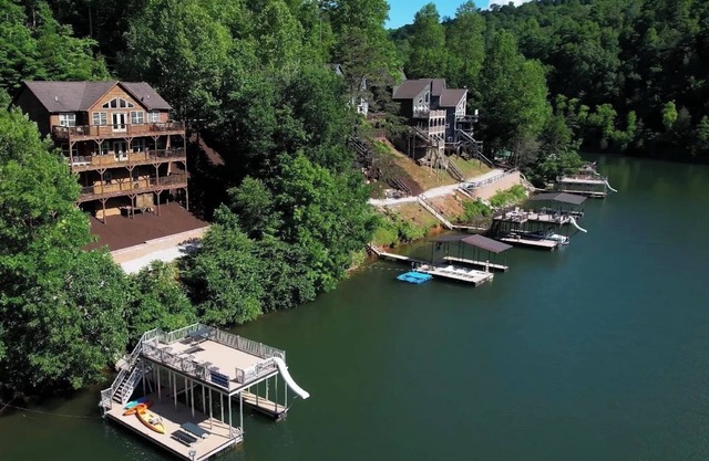 Norris Lake Luxury 8BR, Private 2-Story Dock, Waterslide, Hot Tub, Sleeps 28!!!!