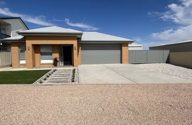 'North Beach Getaway '.New luxury home, perfect for families, 600m walk to beach