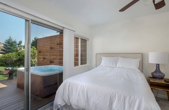 Estudio de la suegra North Bend / Jacuzzi privado, terraza, entrada y patio trasero