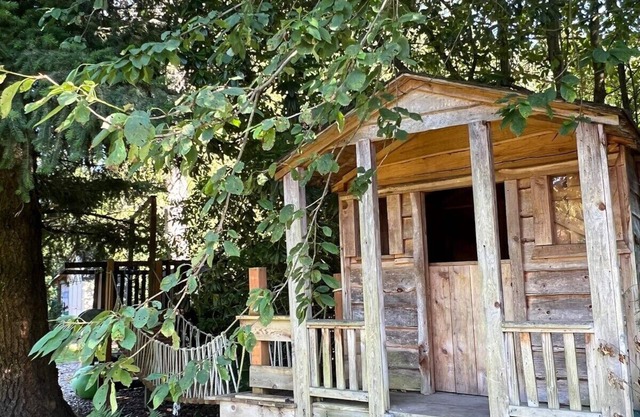 North Bend Retreat - w/hot tub and views of Mt Si